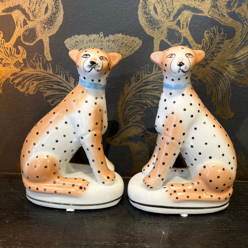 Sett med leopard figurer