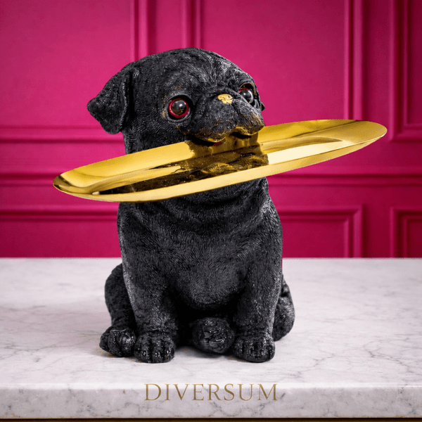 Hovedbilde Mops Butler, hund med fat